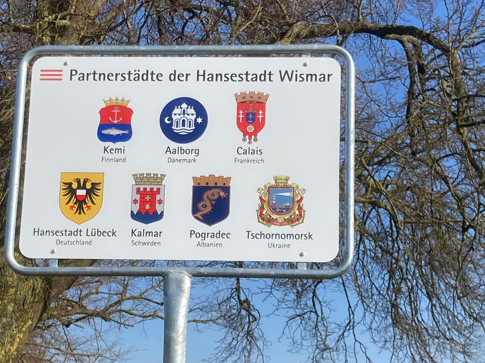 Nun sind sie da: Unsere beantragten Informationsschilder zu Wismars Städtepartnerschaften